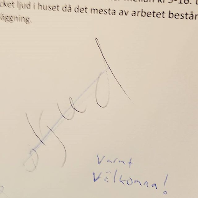 Skrev en lapp till våra nya grannar om renoveringen. Tog tre dagar innan någon kladdade dit "oljud". Två dagar senare hade någon annan korrekturläst det till "varmt välkomna". Jag har svarat med ett tack. #nyivällingby #gladagrannar #arglapp #gladlapp #oljud ? #fortsättningföljer