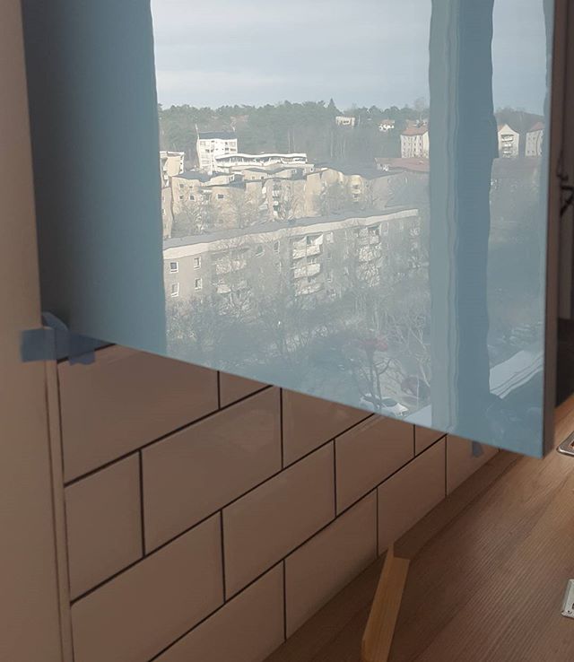 Till och med köksskåpen har utsikt! #nyivällingby #solursparken #renovering #nyttkök