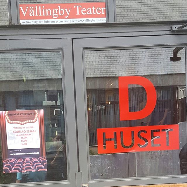 Så här i terminsavslutnings-tider upptäcker vi Vällingby Teater (som inte är att förväxla med stadsteatern vid torget). Fullt DansÖs på scen och snygg ljussättning.#vallingbyteater #kulturivällingby #kindahls #kindahlsdansakademi #dans #elevshow #vällingby