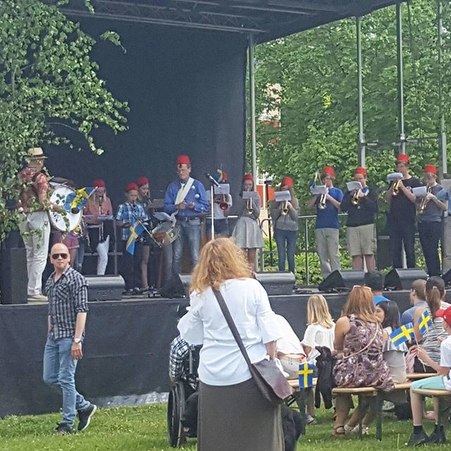 Musik och dans i #Solursparken. Nationaldagsfirandet hade verkligen ett varierande scenprogram. #6juni #Vällingby #nationaldagen #swedishnationalday #nationaldagen2017