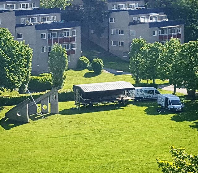 Förberedelser pågår. Bara några timmar kvar tills det blir musik och dans i #Solursparken.#nationaldag #vällingby #6juni #hejjasverige #solursparken