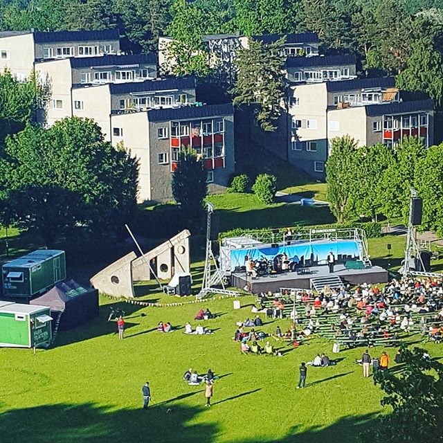 Idag mer folk och mindre regn!#parkteatern #vällingby #solursparken #kulturivällingby