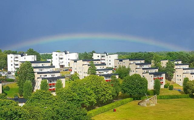 Regnet öser, solen skiner och regnbågen går över heeeela området.#vällingby #regnbåge # #rainbow #ångermannagatan