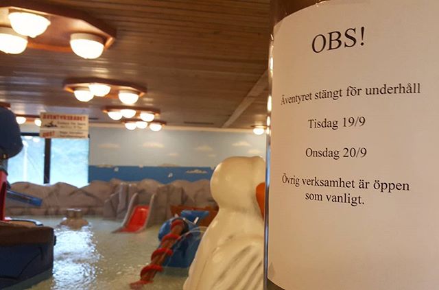 Helt avstängd barnbassäng idag. ? Orsak? Någon hade råkat bajsa i bassängen.  Kom ihåg det! En liten bajs och det blir två dagars karantän för bassängen! ?#vällingby#vällingbysimhall #bajsainteibadet