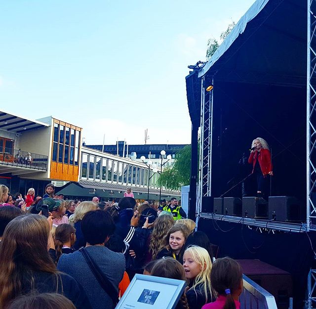 Wiktoria på #VällingbyDagarna. MiniChic rockade glatt loss på torget - konsert utomhus i höstsolen var mkt uppskattat. #allsångmedbarn #vällingby #vällingbycentrum #vällingbytorg