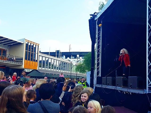 Wiktoria på #VällingbyDagarna. MiniChic rockade glatt loss på torget – konsert utomhus i höstsolen var mkt uppskattat. #allsångmedbarn #vällingby #vällingbycentrum #vällingbytorg